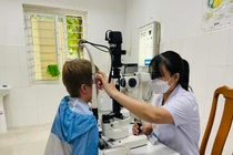 Cách bảo vệ mắt trẻ khi sử dụng thiết bị điện tử