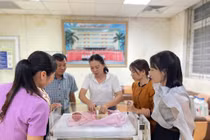 Bé bị bỏ rơi giòi bỏ khắp được cứu sống và có mái ấm mới