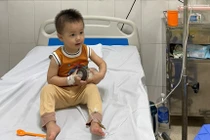 Uống phải dầu hỏa trẻ 20 tháng tuổi suy hô hấp