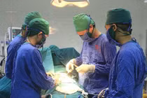 Người đàn ông bị xương cá 5cm đâm thủng hành tá tràng