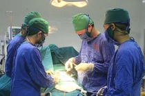 Người đàn ông bị xương cá 5cm đâm thủng hành tá tràng