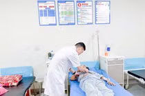 Thói quen ngâm tăm, nữ bệnh nhân bị tăm tre xuyên thủng đại tràng 