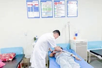 Thói quen ngâm tăm, nữ bệnh nhân bị tăm tre xuyên thủng đại tràng 