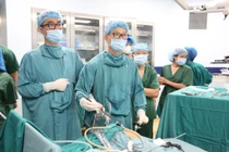 Viêm phổi tái phát bé gái 9 tháng tuổi bị phổi biệt lập, thoát vị hoành 