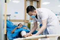 Cắt hoạt mạc viêm gối tránh đau và tràn dịch khớp gối