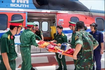 Bệnh nhân được trực thăng đưa về đất liền điều trị