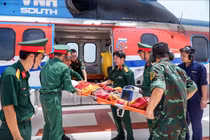Bệnh nhân được trực thăng đưa về đất liền điều trị