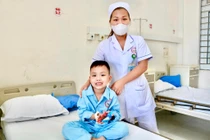 Bé 5 tuổi đau bụng, buồn nôn không ngờ viêm dạ dày cấp