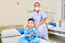 Bé 5 tuổi đau bụng, buồn nôn không ngờ viêm dạ dày cấp