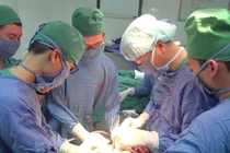 Đau bụng 10 ngày, cụ bà 94 tuổi sốc nguy kịch vì tắc ruột do u đại tràng