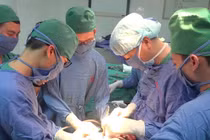 Đau bụng 10 ngày, cụ bà 94 tuổi sốc nguy kịch vì tắc ruột do u đại tràng