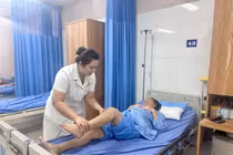 Tiêm huyết tương "trẻ hóa khớp" tại điểm massage, hai người phải nhập viện