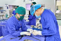  Kỹ thuật nội soi hoàn toàn, đặt lưới trị thoát vị ổ bụng phức tạp