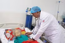 Căn bệnh khiến cụ bà 100 tuổi chảy máu trực tràng ồ ạt​