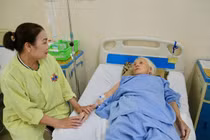 Đau bụng kéo dài đi khám, cụ bà 91 tuổi phát hiện ung thư trực tràng