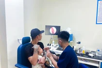 Gắp cúc áo trong hốc mũi, cứu bé 3 tuổi