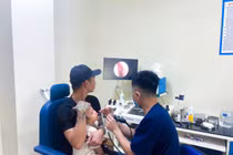 Gắp cúc áo trong hốc mũi, cứu bé 3 tuổi