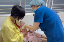 2 trẻ sơ sinh mắc thủy đậu đều lây từ mẹ