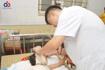 Nghịch bật lửa, bé gái 4 tuổi bị bỏng nặng