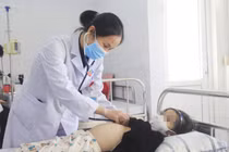 Nhiều trẻ bị hội chứng thận hư biến chứng tắc mạch, suy thận cấp 