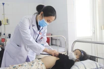 Nhiều trẻ bị hội chứng thận hư biến chứng tắc mạch, suy thận cấp 