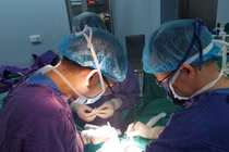 Nang bìu "khủng" khiến cụ ông 83 tuổi đi lệch