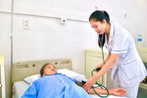 Vào viện điều trị viêm phổi bệnh nhân 73 tuổi phải mổ viêm ruột thừa cấp