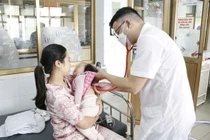 Thời tiết thất thường, trẻ nhập viện do đường hô hấp gia tăng