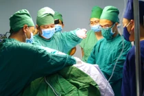 Phẫu thuật chấn thương sọ não phức tạp lấy dị vật kim khí trong hộp sọ