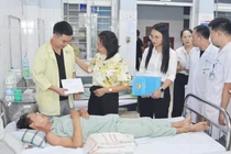 BV Bãi Cháy:09 bệnh nhân bị thương nặng do bão được trao kinh phí hỗ trợ