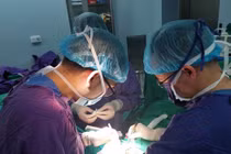 Người đàn ông có “dương vật biến khủng” nhưng tinh hoàn vì bị vùi lấp