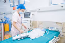 Bé 10 tháng phải phẫu thuật cắt đoạn đại tràng do lồng ruột gây hoại tử