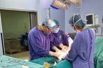 Cực hiếm trên thế giới: áp xe túi tinh 2 bên