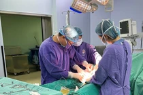 Cực hiếm trên thế giới: áp xe túi tinh 2 bên