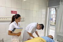 Tự tiêm canxi tại nhà suýt hỏng cánh tay