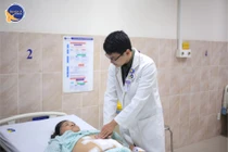 Cắt gan cùng đóng hậu môn cho bệnh nhân ung thư đại tràng di căn gan