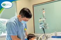 Ngã vào góc kệ Tivi, bé 7 tuổi bị vỡ khí quản, nguy kịch tính mạng