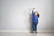 Trẻ thấp lùn, bố mẹ có thể làm gì để tăng chiều cao?