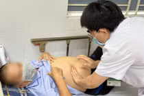 Thích ăn rau muống sống, người đàn ông 35 tuổi mang ổ sán lá gan lớn