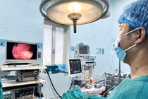 Chủ quan con kêu đau bụng khiến trẻ viêm phúc mạc ruột thừa nguy kịch