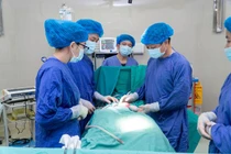 Mổ lấy thai kết hợp bóc u nang buồng trứng cho sản phụ 20 tuổi