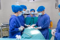Mổ lấy thai kết hợp bóc u nang buồng trứng cho sản phụ 20 tuổi