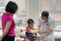 Bé 3 tuổi vỡ thận do bị chó lớn tấn công