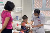 Bé 3 tuổi vỡ thận do bị chó lớn tấn công