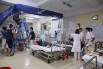 Các y bác sĩ tỉnh Quảng Ninh xuyên đêm cứu người giữa bão Yagia