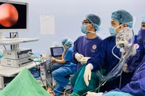 Đặt stent trị hẹp niệu đạo cho người đàn ông nước ngoài