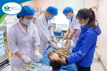 Bé trai 6 tuổi bị xe cán đứt rời cẳng chân trái ngay trước cổng trường