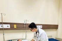 Người phụ nữ 52 tuổi để u 20 năm trong tử cung nặng 7,25 kg