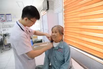 Cắt bướu tuyến giáp khổng lồ thòng vào trung thất không cưa xương ức