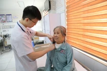 Cắt bướu tuyến giáp khổng lồ thòng vào trung thất không cưa xương ức